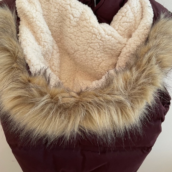 Fat face women’s burgundy vest removable fur hood - Picture 3 of 5